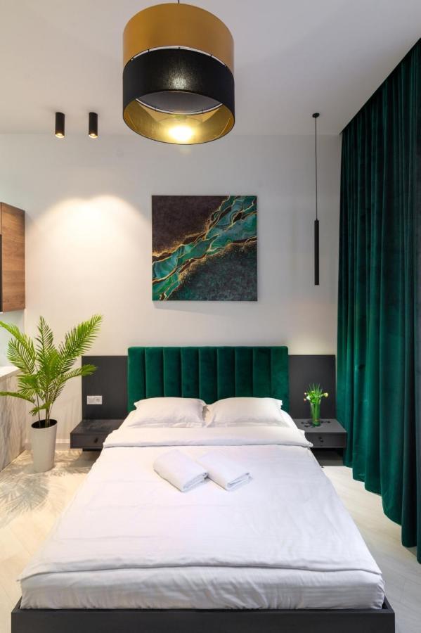 Зелені Апартаменти Біля Оперного Театру Flat In The City Center Лвив Екстериор снимка